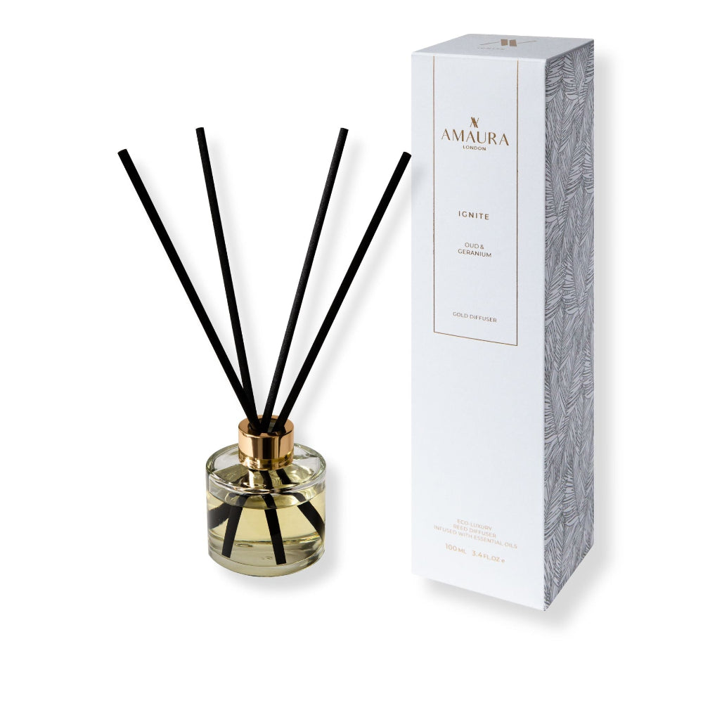 Reed diffuser Oud and Geranium with black sticks and a white box labeled 'Amaura' on a white background