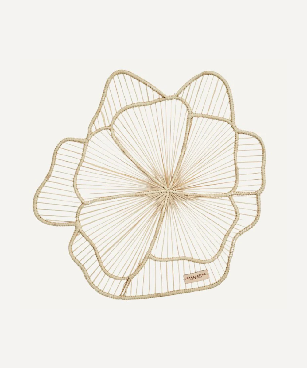 Handwoven natural Iraca palm placemat inspired by the hibiscus flower, handmade in Usiacurí, Colombia by CasaLatina.