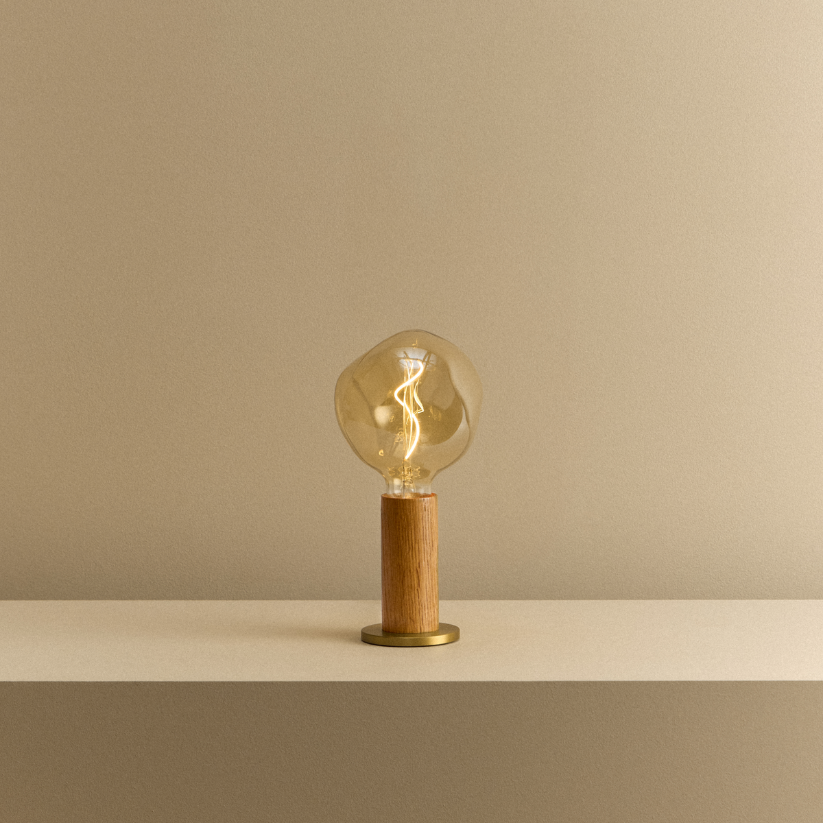 Tala Knuckle Table Lamp in Oak with Voronoi I bulb
