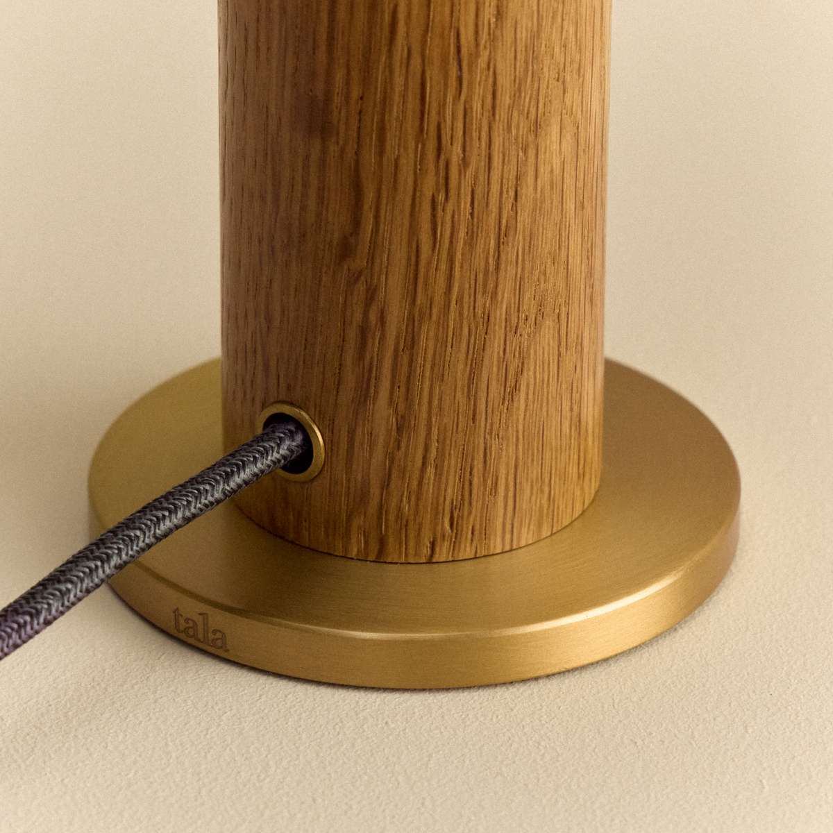 Tala Knuckle Table Lamp with mouth-blown Voronoi I bulb