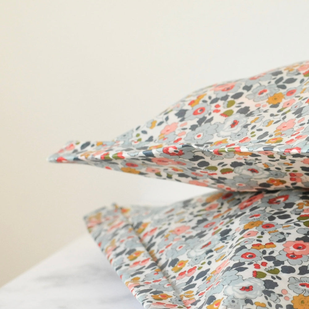 Floral patterned beeswax food storage bags with a neutral background
